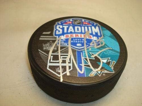 Tye McGinn Потпишан Сан Хозе Ајкули 2015 Стадион Серија Хокеј дух пакостник 1А - Autographed NHL Пакови